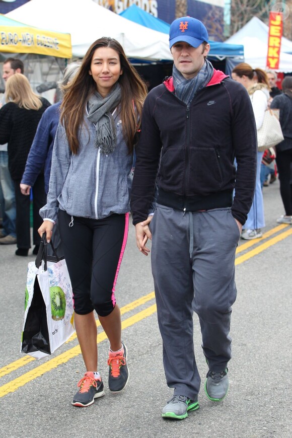L'acteur de Glee Matthew Morrison et sa compagne Renee Puente au Farmers Market, à Studio City, le 6 janvier 2013.