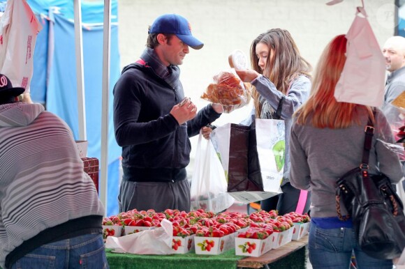 Matthew Morrison de Glee et sa compagne Renee Puente au Farmers Market, à Studio City, le 6 janvier 2013.