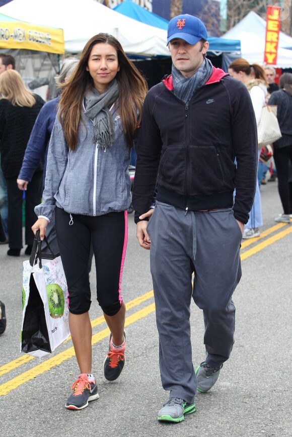 Le beau Matthew Morrison et sa compagne Renee Puente au Farmers Market, à Studio City, le 6 janvier 2013.