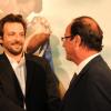 Mathieu Kassovitz rencontre le futur président de la République Francois Hollande lors de la première du film L'ordre et la morale à l'UGC Normandie, le 8 novembre 2011. Aujourd'hui, Kassovitz veut quitter le pays.