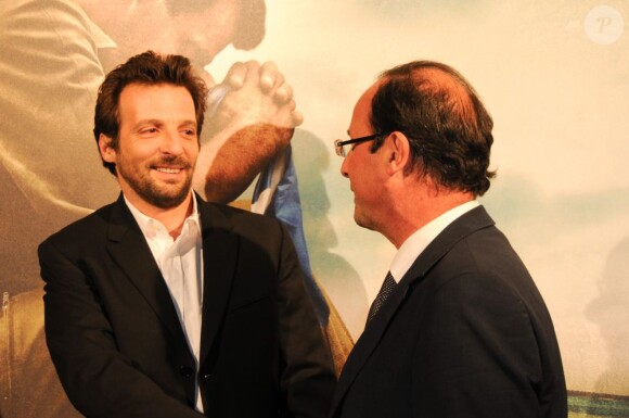 Mathieu Kassovitz rencontre le futur président de la République Francois Hollande lors de la première du film L'ordre et la morale à l'UGC Normandie, le 8 novembre 2011. Aujourd'hui, Kassovitz veut quitter le pays.