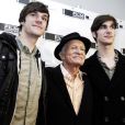 Hugh Hefner entouré de ses fils Cooper et Marston à Chicago le 29 octobre 2010.