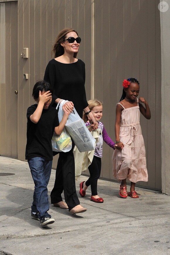 Angelina Jolie avec ses enfants Pax, Zahara et Vivienne à la Nouvelle-Orléans le 11 mars 2012