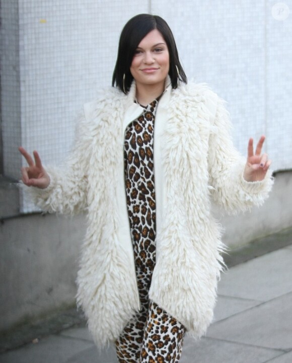 La chanteuse Jessie J, très souriante, arrive aux studios ITV à Londres, le 5 décembre 2012.