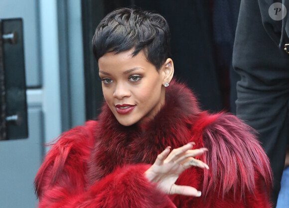 La chanteuse Rihanna quitte les studios d'une émission de télévision. Paris, le 10 décembre 2012.