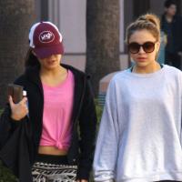 Vanessa Hudgens : Legging ringard et top rose criard, ça ne s'arrange pas...