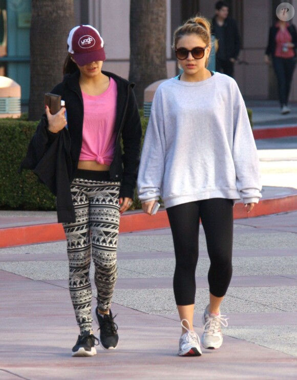 Vanessa Hudgens et sa soeur Stella vont déjeuner avec une amie au Kings Road Cafe à Studio City, le 8 janvier 2013.