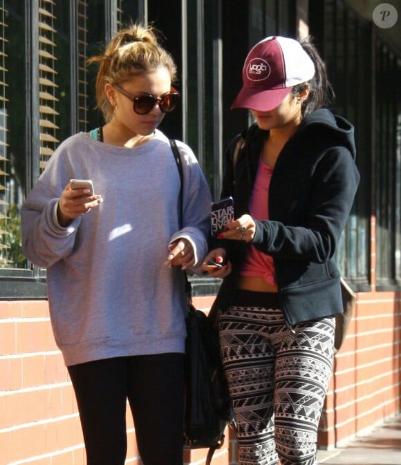 Vanessa Hudgens et sa soeur vont déjeuner avec une amie au Kings Road Cafe à Studio City, le 8 janvier 2013.