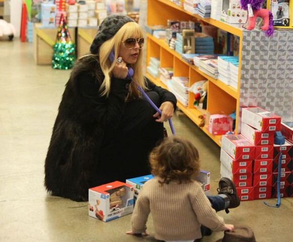 Rachel Zoe et son jeune fils Skyler Berman font du shopping à Los Angeles, le 9 janvier 2013.
