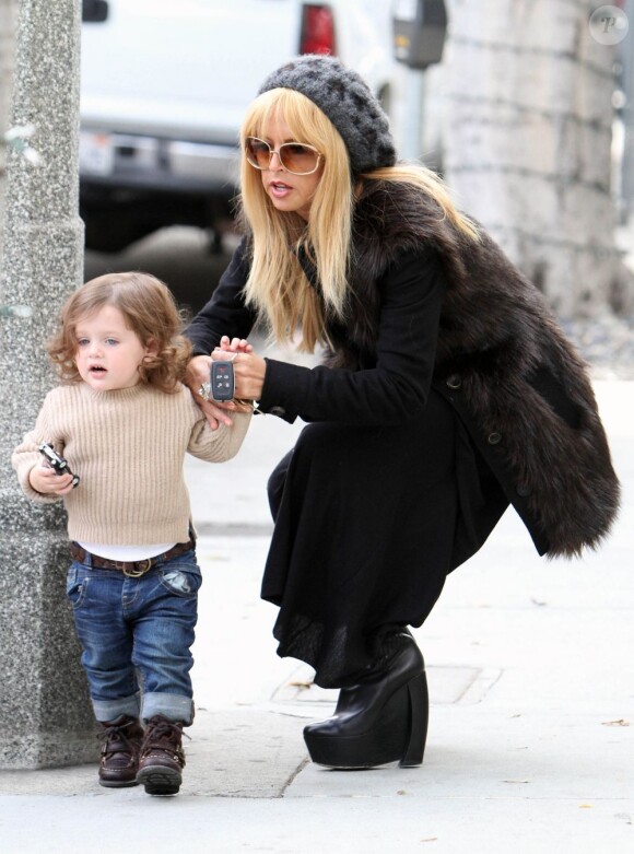 La styliste Rachel Zoe et son fils Skyler Berman font du shopping à Los Angeles, le 9 janvier 2013.