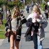 Sienna Miller se balade à Santa Monica avec sa maman et sa fille Marlowe le 10 janvier 2012