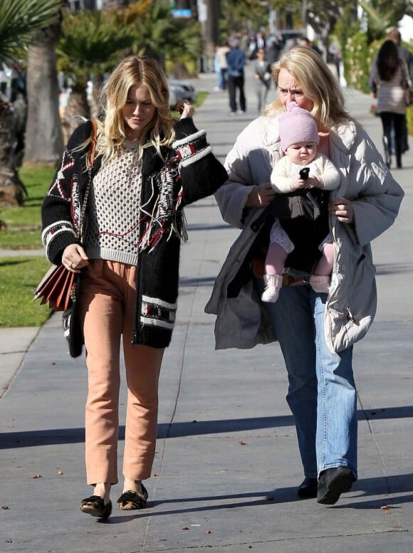 Sienna Miller se balade à Santa Monica avec sa maman et sa fille Marlowe le 10 janvier 2012