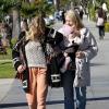 Belle journée pour Sienna Miller qui se balade à Santa Monica avec sa maman et sa fille Marlowe le 10 janvier 2012