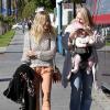 Sienna Miller, dans un look bohème, se balade à Santa Monica avec sa maman et sa fille Marlowe le 10 janvier 2012