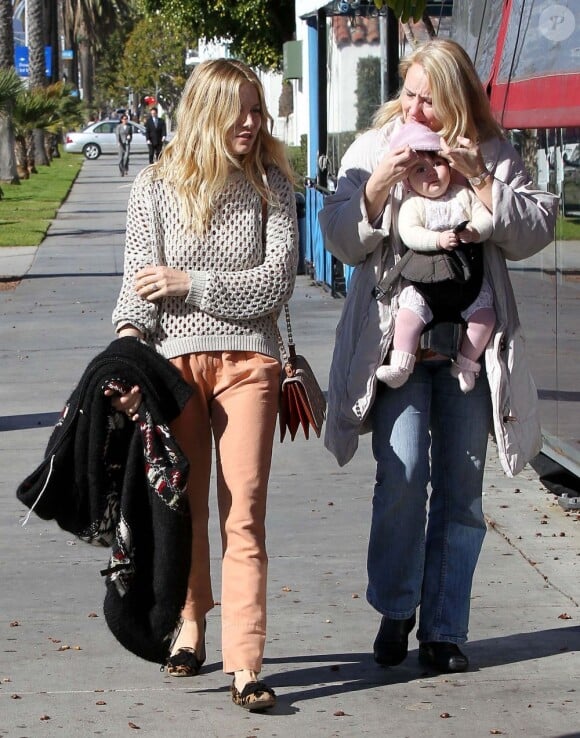 Sienna Miller, dans un look bohème, se balade à Santa Monica avec sa maman et sa fille Marlowe le 10 janvier 2012