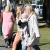 La jolie Sienna Miller se balade en famille à Santa Monica avec sa maman et sa fille Marlowe le 10 janvier 2012