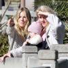 Sienna Miller se balade à Santa Monica avec sa maman et sa fille Marlowe le 10 janvier 2012