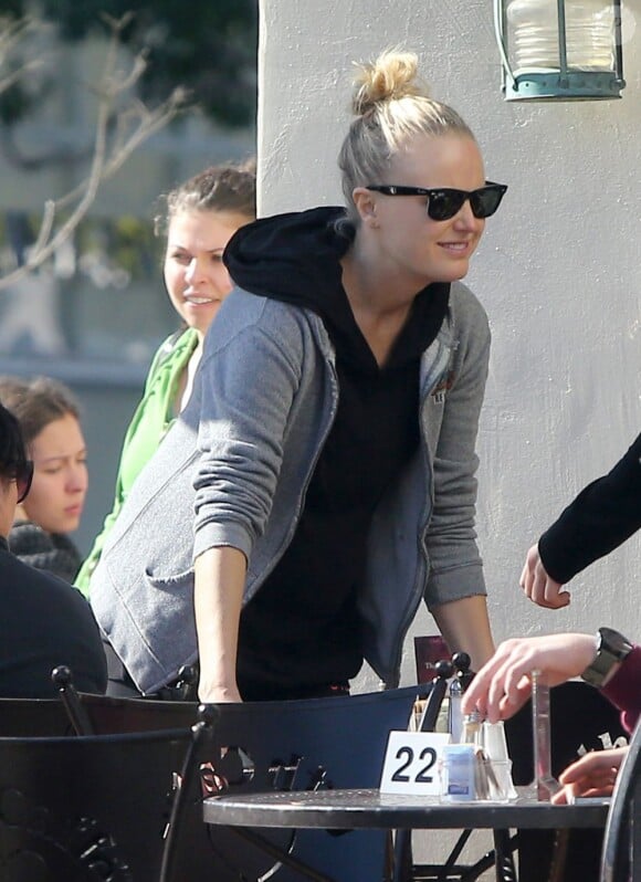 La belle Malin Akerman, enceinte, et son mari Roberto Zincone vont déjeunerau restaurant avec des amis à West Hollywood, le 10 janvier 2013.