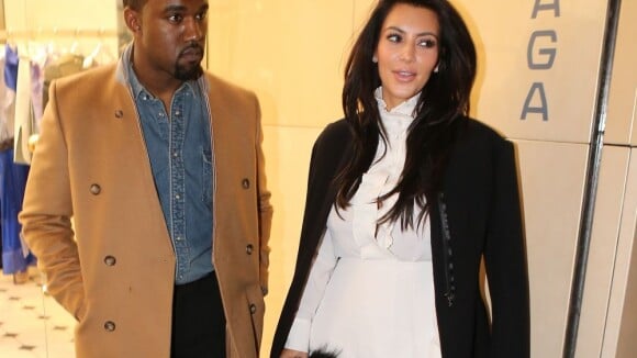Kim Kardashian, enceinte, dévoile sa silhouette aux côtés de son Kanye West