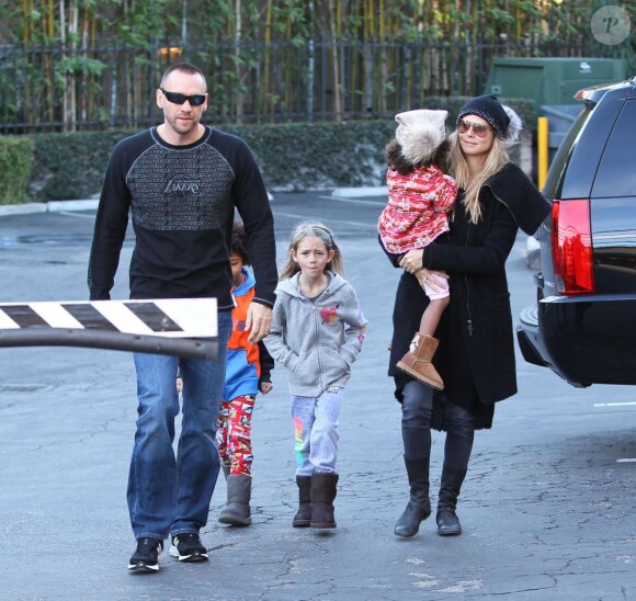 Heidi Klum, son compagnon Martin Kristen et les enfants du mannequin, Lou, Leni et Johann, le 12 janvier 2013 à Los Angeles. Il sont allés chercher des boissons chez Starbucks.