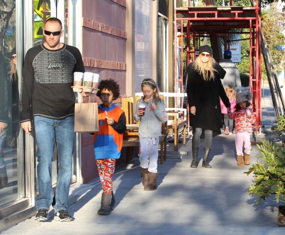 Heidi Klum, son compagnon Martin Kristen et les enfants du mannequin, Lou, Leni et Johann, le 12 janvier 2013 à Los Angeles. La petite tribu sort de Starbucks.