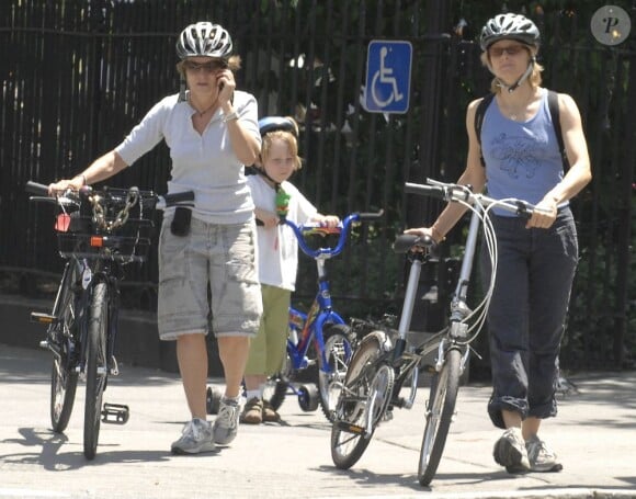 Jodie Foster avec ses fils et son ex-compagne Cydney Bernard à New York  en 2007