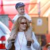 L'ex-compagne de Jodie Foster, Cydney Bernard, avec leur fils Kit sur les épaules en 2003
