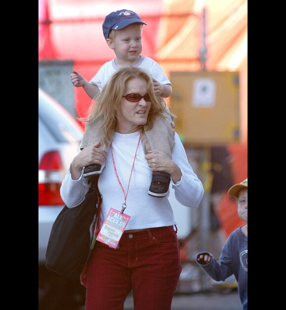 L'ex-compagne de Jodie Foster, Cydney Bernard, avec leur fils Kit sur les épaules en 2003