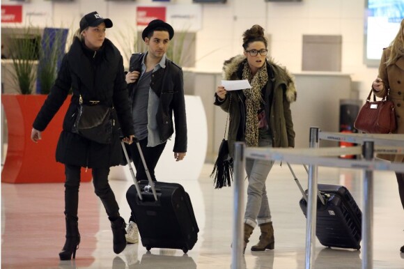 Marie, Alban et Capucine à l'aéroport à Roissy Charles de Gaulle le 14 janvier 2013 pour participer à la saison 5 des Anges de la télé-réalite à Miami.