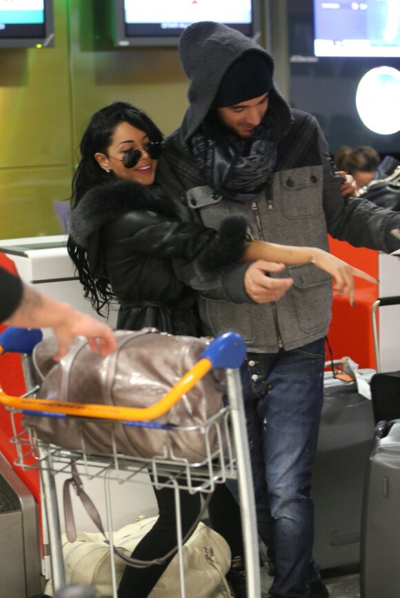 Nabilla et Thomas à l'aéroport à Roissy Charles de Gaulle le 14 janvier 2013 pour participer à la saison 5 des Anges de la télé-réalite à Miami.