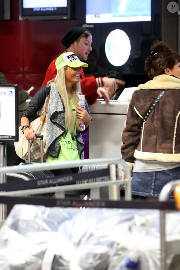Aurélie à l'aéroport à Roissy Charles de Gaulle le 14 janvier 2013 pour participer à la saison 5 des Anges de la télé-réalite à Miami.