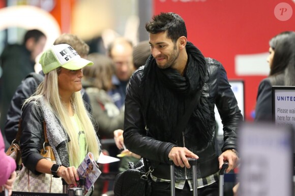 Aurélie et Samir à l'aéroport à Roissy Charles de Gaulle le 14 janvier 2013 pour participer à la saison 5 des Anges de la télé-réalite à Miami.