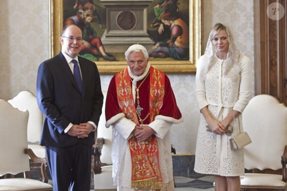 Rencontre du prince Albert II de Monaco et de la princesse Charlene avec le pape Benoît XVI, le 12 janvier 2013 au Vatican.