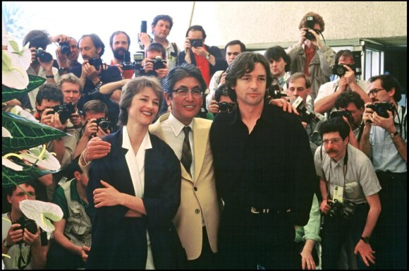 Nagisa Oshima, entouré de Charlotte Rampling et Anthony Higgins lors du Festival de Cannes 1976