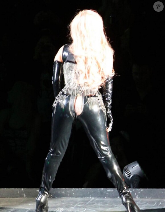 Lady Gaga, victime d'un incident vestimentaire lors de son concert le 11 janvier 2013 à Vancouver.