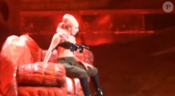 Lady Gaga et son soutien-gorge mitaillette lors de son concert à Vancouver, le 12 janvier 2013.