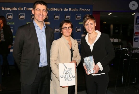 Jean-Pierre Suitat ( president de la FFBB), Valérie Fourneyron et Céline Dumerc le 14 janvier 2013 lors de la remise du prix du sportif de l'année Radio France à Paris remis cette année à Céline Dumerc, joueuse de l'équipe de France de basket