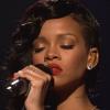 Rihanna interprète Stay sur le plateau de l'émission Saturday Night Live.