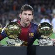 Lionel Messi présente ses quatre Ballons d'or juste avant le match FC Barcelone - Malaga au Camp Nou, le 16 janvier 2013.