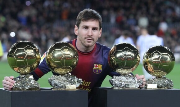 Lionel Messi présente ses quatre Ballons d'or juste avant le match FC Barcelone - Malaga au Camp Nou, le 16 janvier 2013.