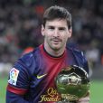 L'attaquant Lionel Messi présente ses quatre Ballons d'or juste avant le match FC Barcelone - Malaga au Camp Nou, le 16 janvier 2013.