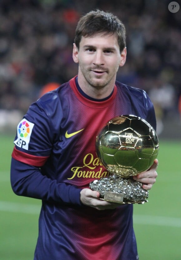 L'attaquant Lionel Messi présente ses quatre Ballons d'or juste avant le match FC Barcelone - Malaga au Camp Nou, le 16 janvier 2013.