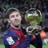 L'Argentin Lionel Messi présente ses quatre Ballons d'or juste avant le match FC Barcelone - Malaga au Camp Nou, le 16 janvier 2013.