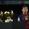 Lionel Messi présente ses quatre Ballons d'or juste avant le match FC Barcelone - Malaga au Camp Nou, le 16 janvier 2013. 