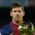  Lionel Messi présente ses quatre Ballons d'or juste avant le match FC Barcelone - Malaga au Camp Nou, le 16 janvier 2013.  