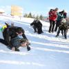 Michaël Youn se bat dans la neige avec José Garcia pendant le photocall du Festival du film de comédie à l'Alpe d'Huez le 17 janvier 2013.