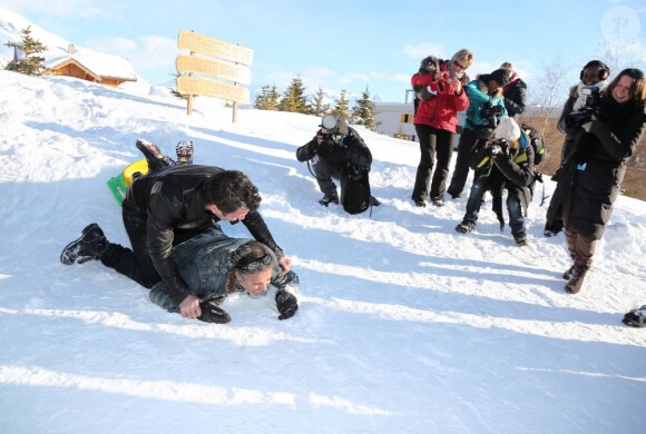 Michaël Youn se bat dans la neige avec José Garcia pendant le photocall du Festival du film de comédie à l'Alpe d'Huez le 17 janvier 2013.