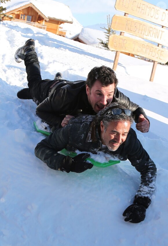 Michaël Youn et José Garcia s'essaient à la luge pendant le photocall du Festival du film de comédie à l'Alpe d'Huez le 17 janvier 2013.