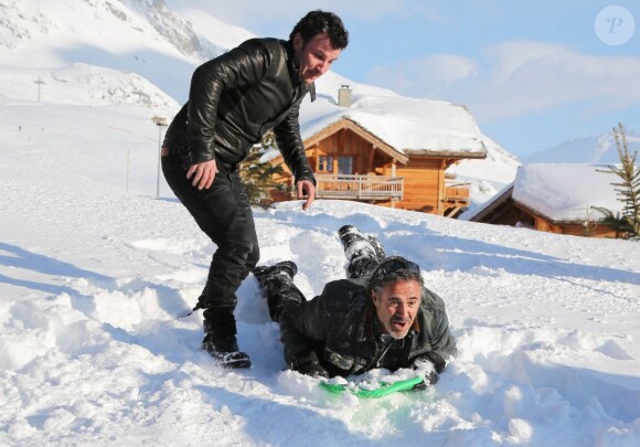 José Garcia recouvert de neige sous le regard du trublio Michaël Youn pendant le photocall du Festival du film de comédie à l'Alpe d'Huez le 17 janvier 2013.