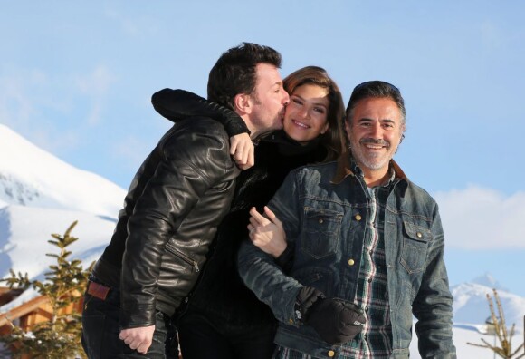 Michaël Youn embrasse sa chérie Isabelle Funaro devant un José Garcia amusé au photocall du Festival du film de comédie à l'Alpe d'Huez le 17 janvier 2013.